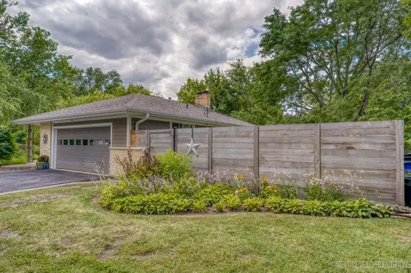 24 W Stonegate DR, Prospect Heights, IL 60070