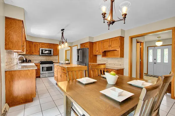 735 QUEENSGATE CIR, Sugar Grove, IL 60554