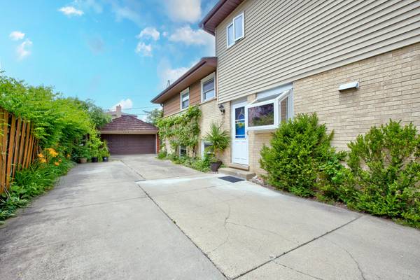 8936 N Elmore ST, Niles, IL 60714