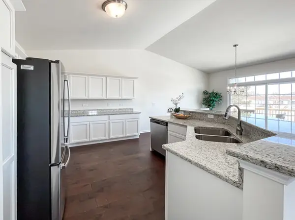 400 Bluebell DR, Bolingbrook, IL 60440