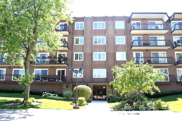 8001 W Courte DR #310, Niles, IL 60714