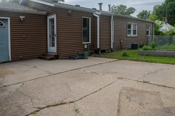 810 42nd ST, Moline, IL 61265