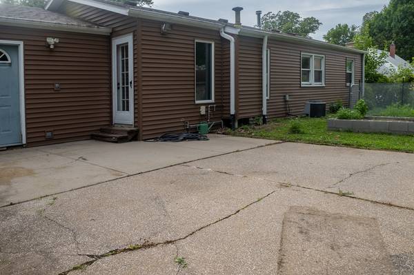 810 42nd ST, Moline, IL 61265