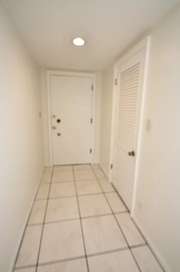 112 Carriage Way DR #204A, Burr Ridge, IL 60527