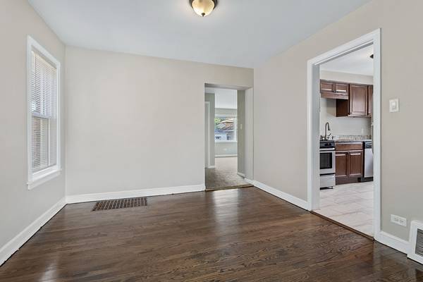 9121 S Utica AVE, Evergreen Park, IL 60805