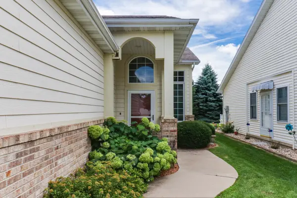 17 Grape Vine LN, Bloomington, IL 61704