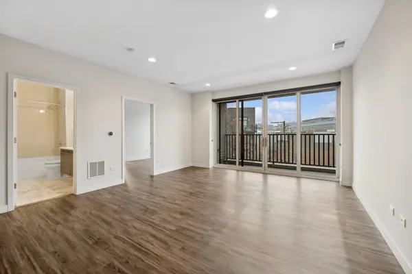 1045 W Cornelia AVE #401, Chicago, IL 60657