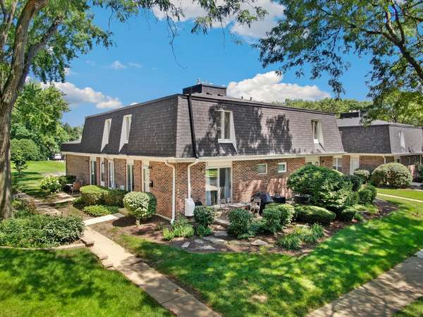 415 Sunnybrook LN, Wheaton, IL 60187