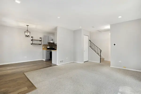 415 Sunnybrook LN, Wheaton, IL 60187