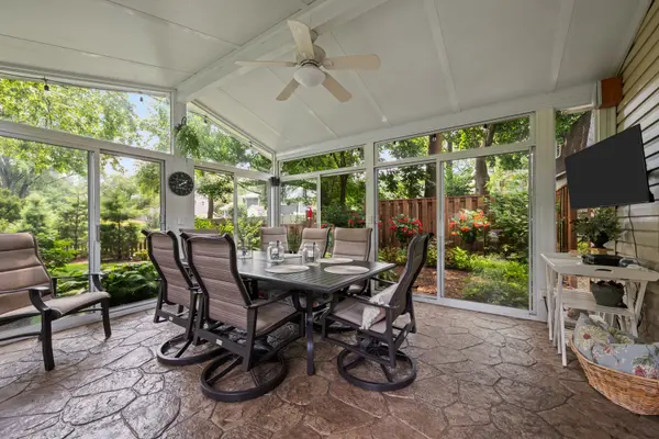 80 Bluebird LN, Naperville, IL 60565