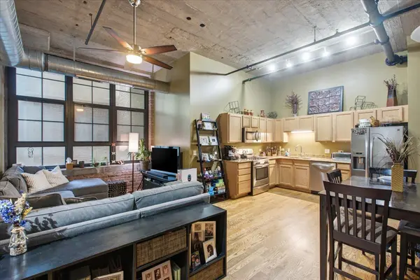 3963 W Belmont AVE #211, Chicago, IL 60618
