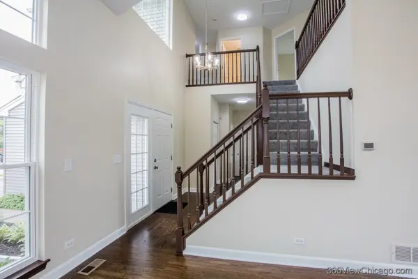 305 W Applegate CT, Round Lake, IL 60073
