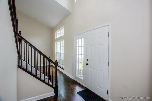305 W Applegate CT, Round Lake, IL 60073