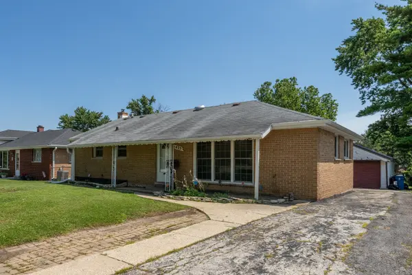 425 S Clarendon AVE, Addison, IL 60101