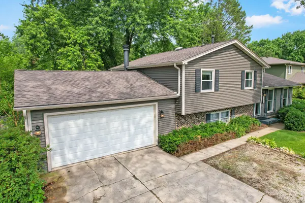11S556 Book RD, Naperville, IL 60564