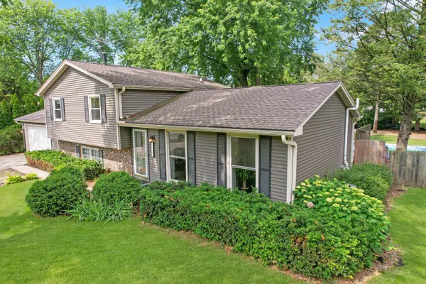 11S556 Book RD, Naperville, IL 60564