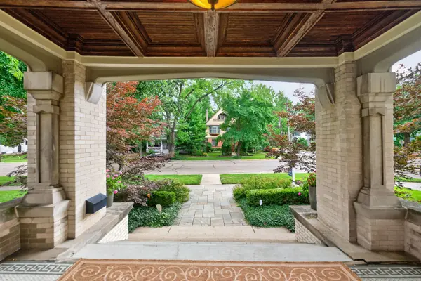729 W Downer PL, Aurora, IL 60506