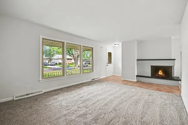 209 Maureen DR, Elgin, IL 60123
