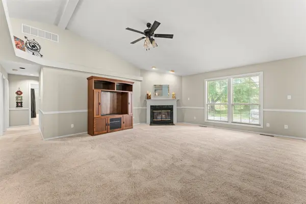 1108 Beaver Creek LN, Mahomet, IL 61853