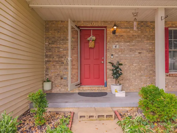 4 Breckenwood CT, Bloomington, IL 61704