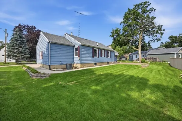 10 Lincoln AVE, East Dundee, IL 60118
