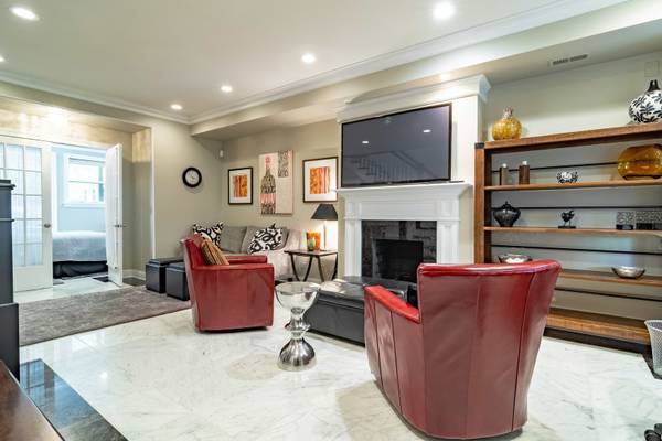 111 W ELM ST, Chicago, IL 60610