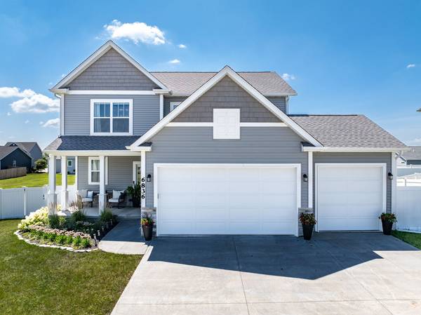 6836 Matthews CT, Bettendorf, IA 52722