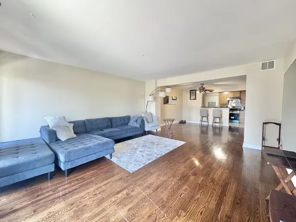 3217 W Bryn Mawr AVE #201, Chicago, IL 60659