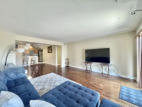 3217 W Bryn Mawr AVE #201, Chicago, IL 60659