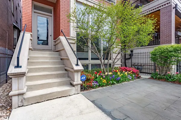 1126 W Fullerton AVE #2, Chicago, IL 60614