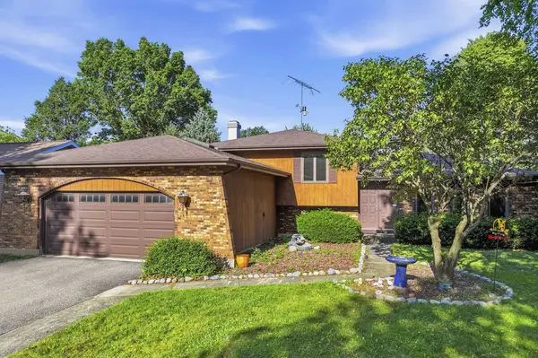 915 Carriage DR, Algonquin, IL 60102