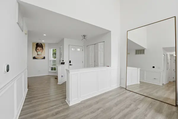 1117 Hawthorne LN #1117, Elk Grove Village, IL 60007