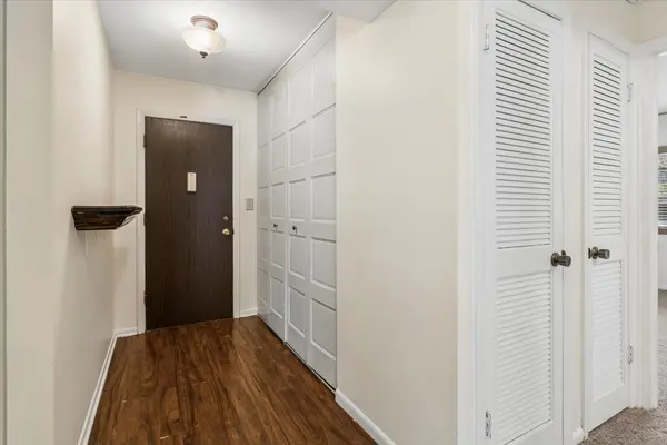 925 Spring Hill DR #102, Northbrook, IL 60062
