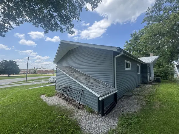 1217 S College AVE, Aledo, IL 61231