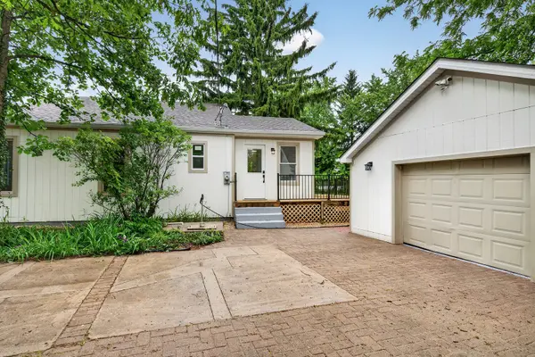 33 Valewood RD, West Chicago, IL 60185