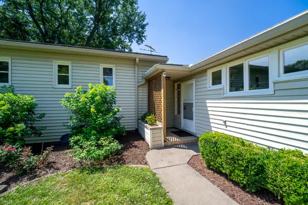1052 Fenno DR, Riverdale, IA 52722