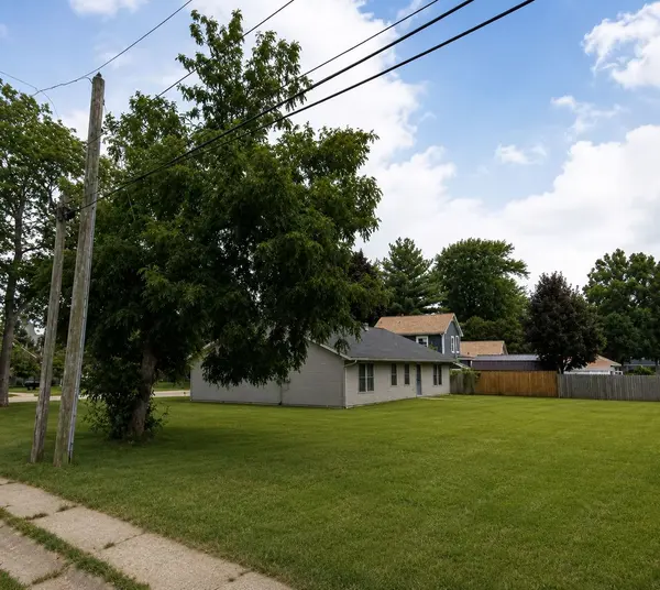 7 Arcade CT, Freeport, IL 61032
