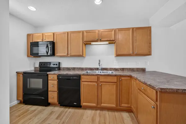 518 Prairie Meadow DR, Blue Grass, IA 52726