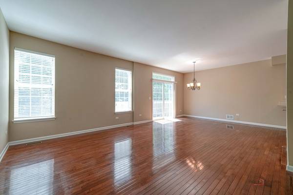 790 Oak Hollow RD, Crystal Lake, IL 60014