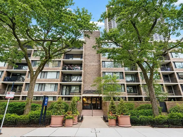 1555 N Sandburg TER #201, Chicago, IL 60610