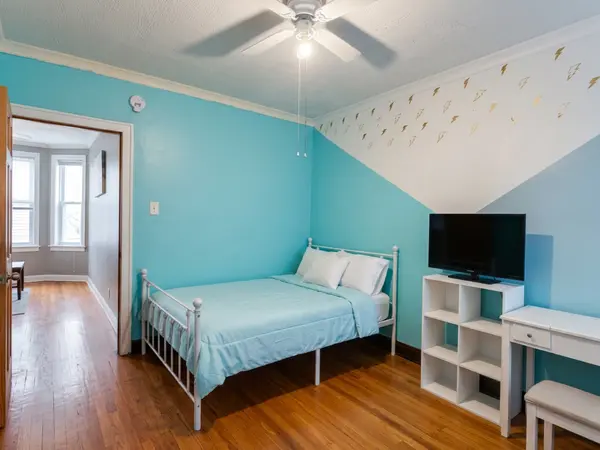 4834 W HENDERSON ST #2B, Chicago, IL 60641