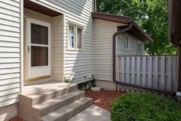 3602 Cedarwood CT, Bettendorf, IA 52722