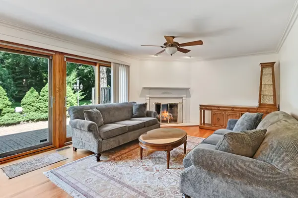 2S742 Avenue Cherbourg, Oak Brook, IL 60523