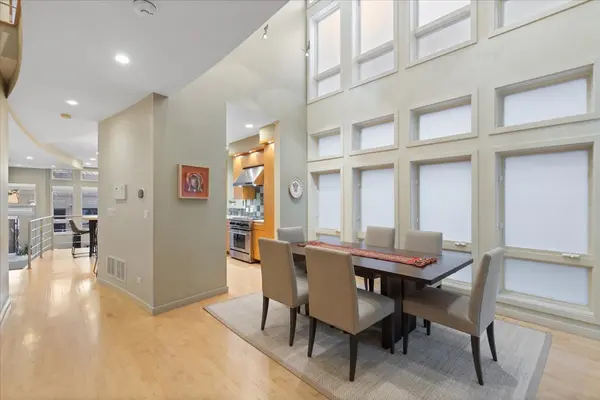 930 W Wolfram ST, Chicago, IL 60657