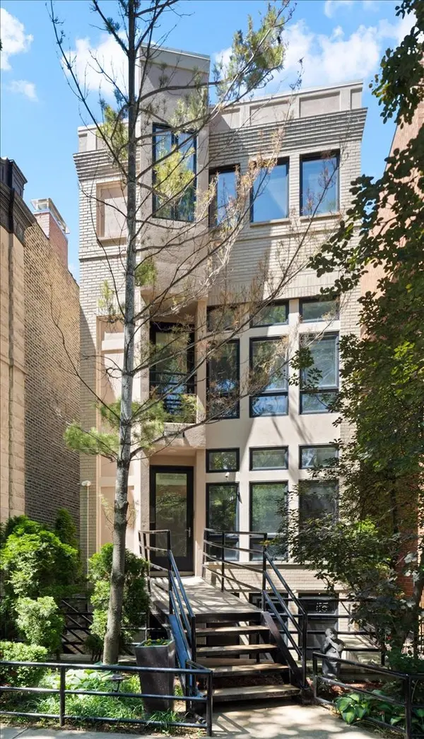 930 W Wolfram ST, Chicago, IL 60657