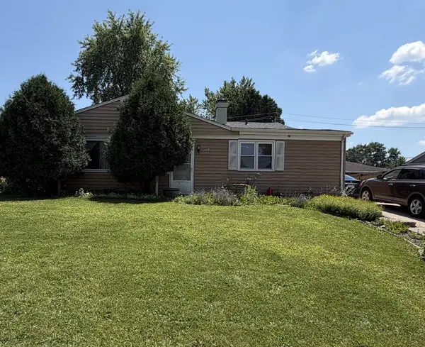 17 Sycamore AVE, Carpentersville, IL 60110