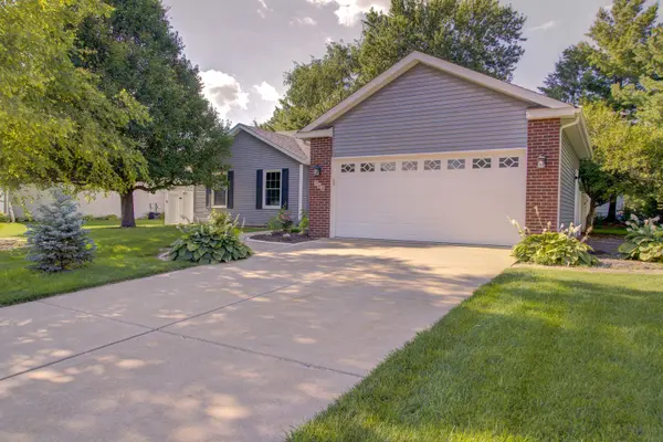 302 Pinehurst DR, Eldridge, IA 52748