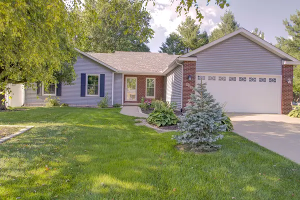 302 Pinehurst DR, Eldridge, IA 52748