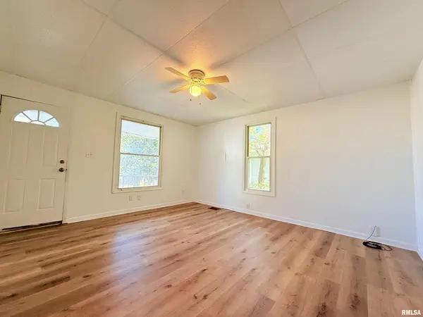 123 W COLLEGE ST, Harrisburg, IL 62946