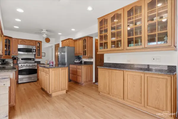 78 Forestview LN, Aurora, IL 60502